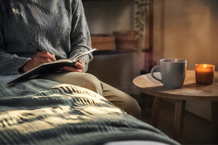 Liste d’habitudes pour mieux dormir quand on est occupé : créer une routine du soir qui tient dans la durée